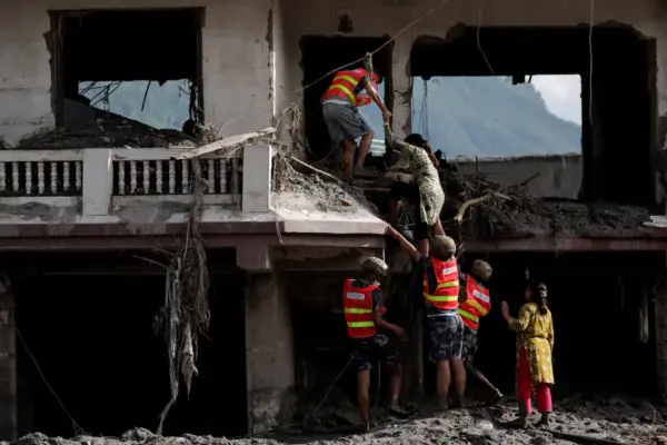 The risk of a second flood threatens Nepal and Tibet after a disaster that has already left at least 478 dead