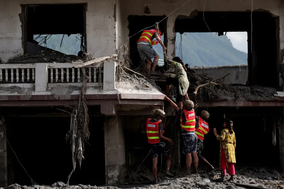The risk of a second flood threatens Nepal and Tibet after a disaster that has already left at least 478 dead