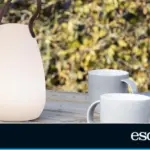 No wires or installations: this lamp lights up terraces and gardens with up to 8 different colors