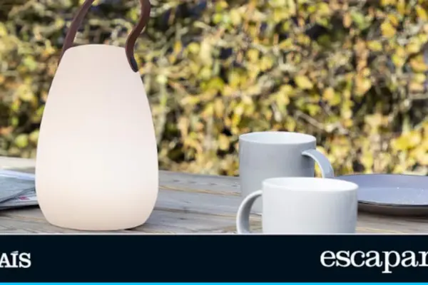 No wires or installations: this lamp lights up terraces and gardens with up to 8 different colors