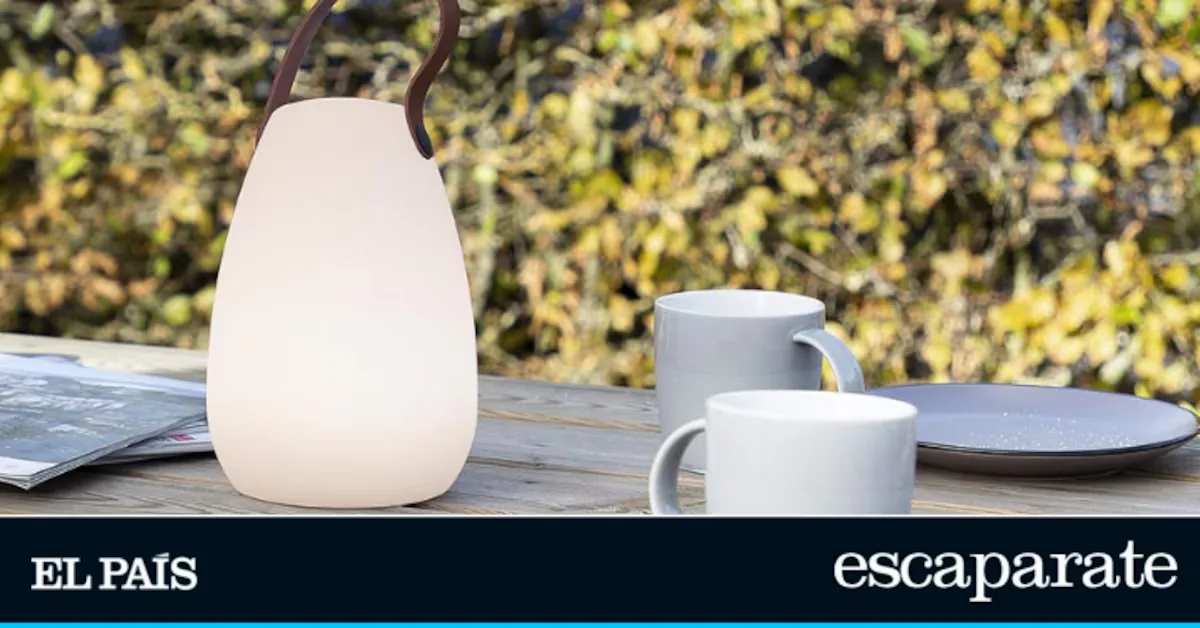 No wires or installations: this lamp lights up terraces and gardens with up to 8 different colors