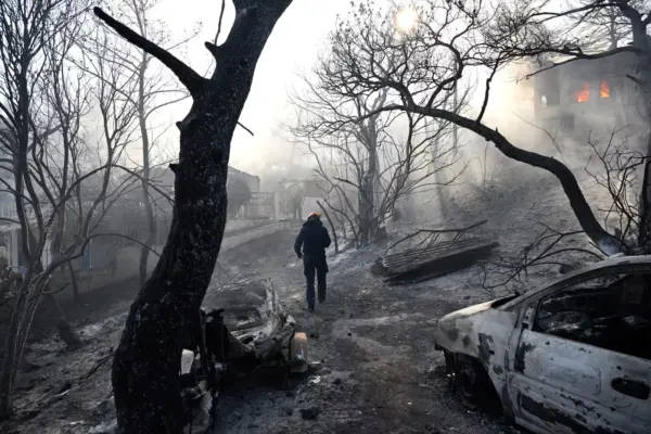 Two dead and four injured in a fire on the Greek island of Salamina