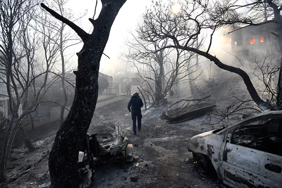 Two dead and four injured in a fire on the Greek island of Salamina
