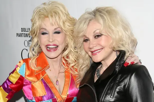 Dolly Parton estaba dispuesta a probar fármacos experimentales contra el cáncer para ayudar a la ciencia, según ha desvelado su hermana