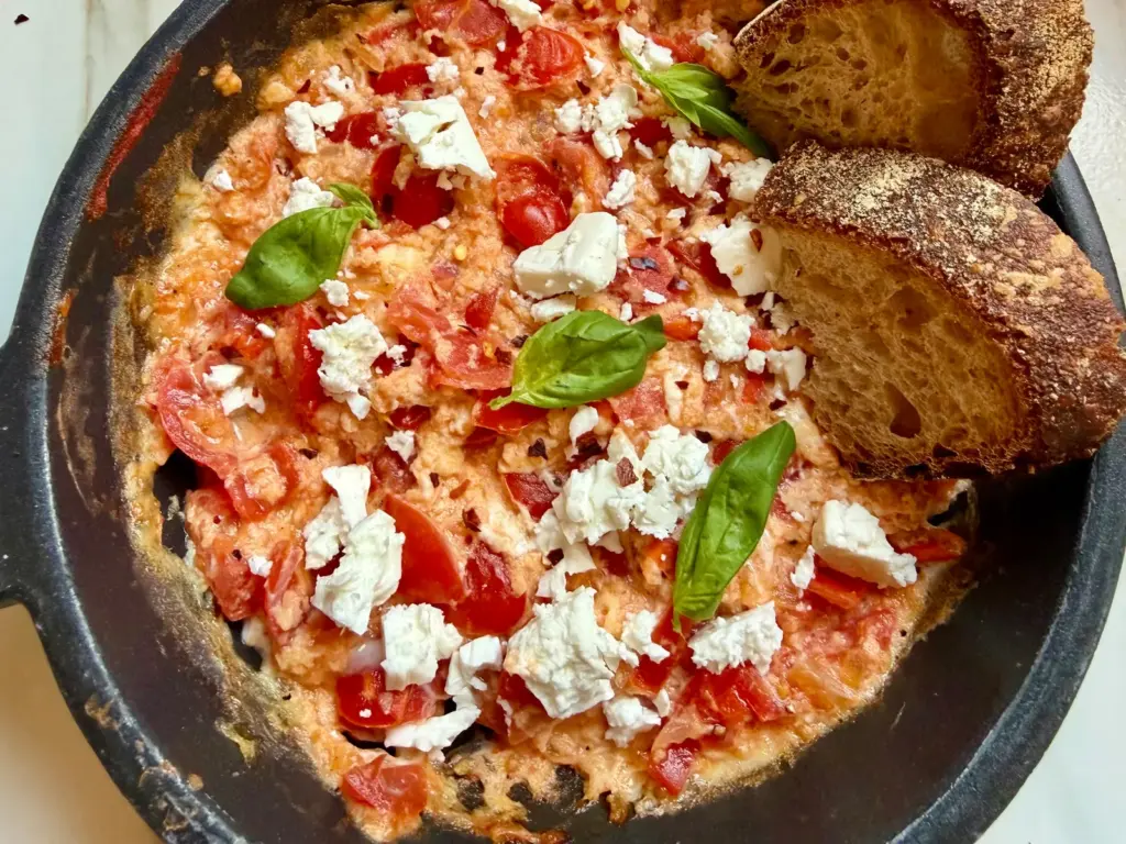 Huevos con tomate y feta receta Grecia