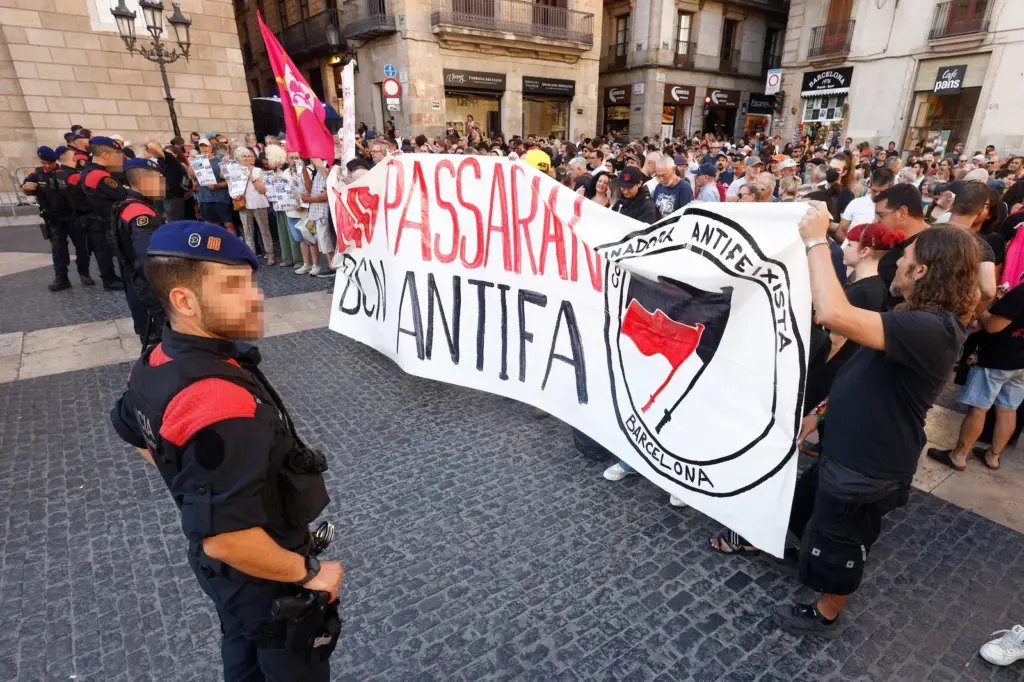 Xenophobic demonstration of Save Europe Act breaks out in Barcelona and provokes rejection from antifascist groups