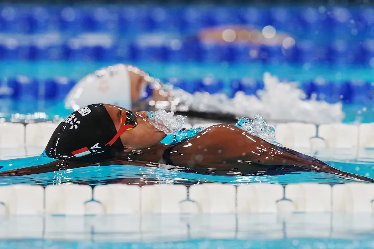 Sara Curtis shatters the 50m backstroke world record