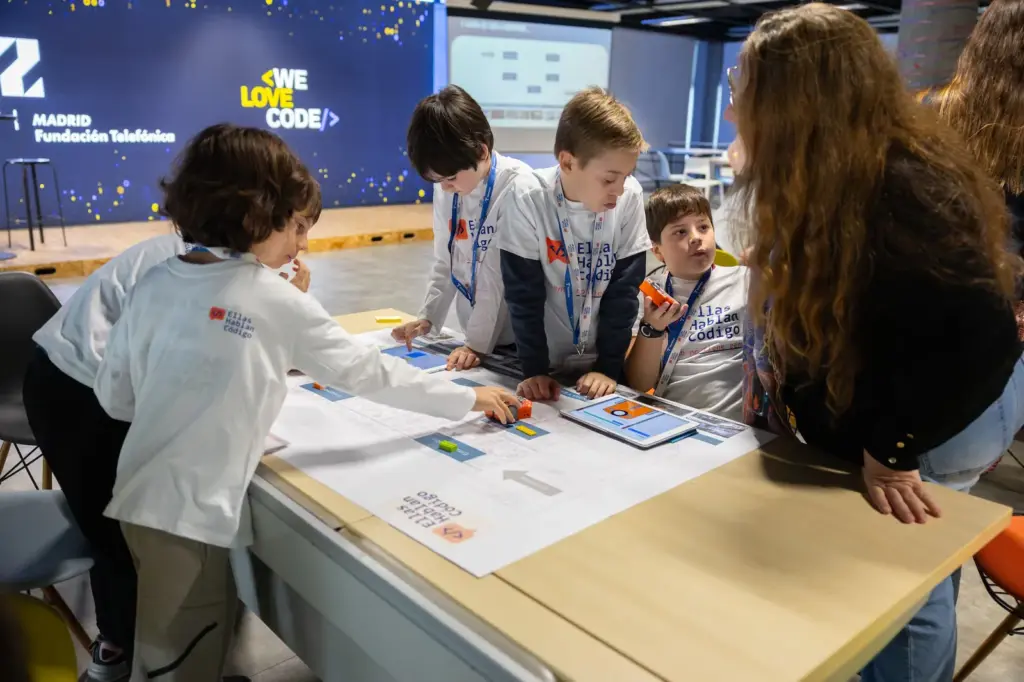 A group of boys and girls participate in the 'bootcamp' of Ellas Hablan CódigoIA organized by CodeAI at Fundación Telefónica, during the last week of June and the first of July 2026.