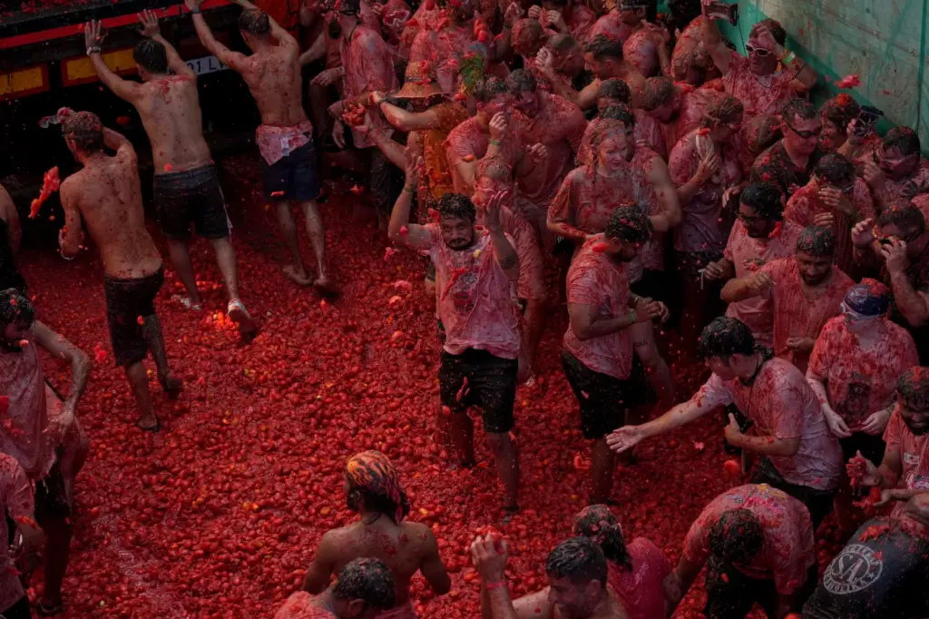 Today's La Tomatina, “as fun and as crazy” as ever: crushing the tomato with force and throwing it with enthusiasm