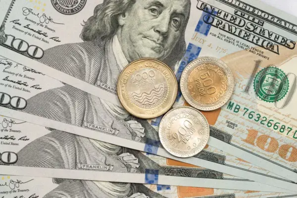 The Bank of the Republic begins the strategy of buying dollars and the peso falls by 2%