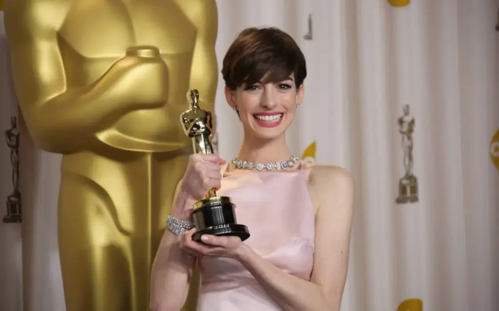 Anne Hathaway with the Oscar she won for Best Supporting Actress for 'Les Misérables' in 2013.
