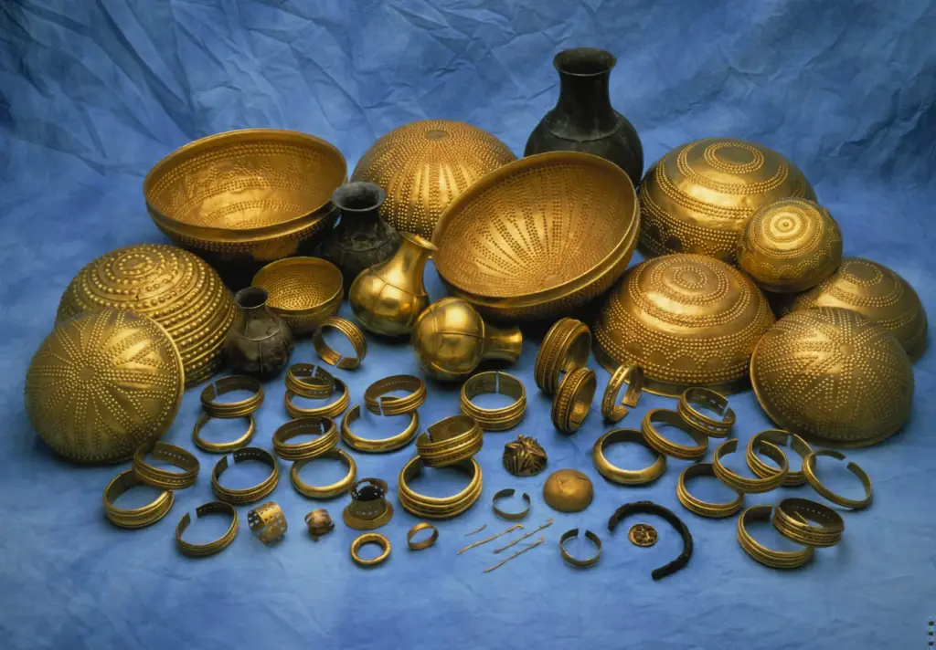 The Treasure of Villena is stolen, one of the most important Bronze Age finds in Europe