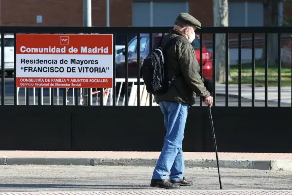 The help that never arrives: 3,047 elderly people are waiting for a residence in the Community of Madrid and 16,780 for home care