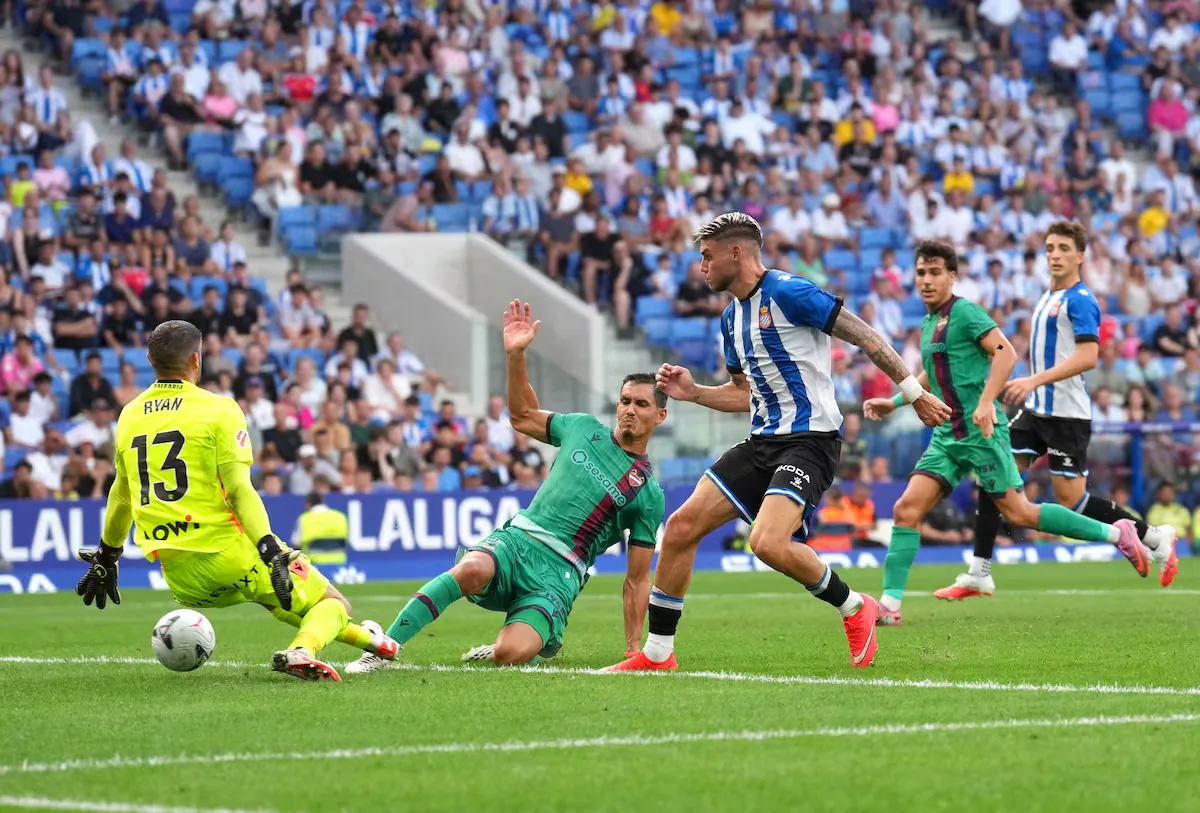 Roberto's welcome, a cage for Espanyol and torment for Levante