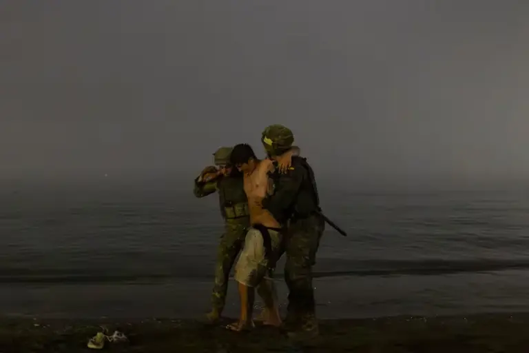 Photographic report | A dawn rescue on El Tarajal beach