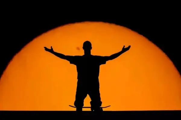 De Björk a skaters: los fenómenos virales tras el eclipse total de Sol