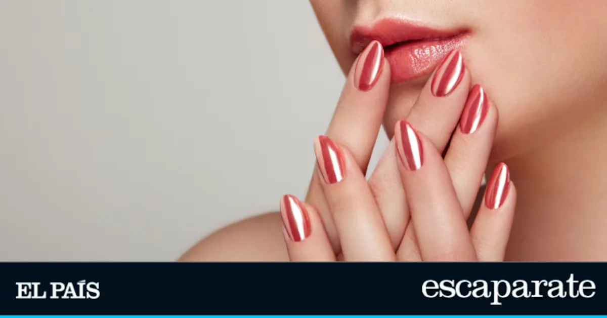 The secret behind ‘glazed’ effect nails: the chrome powders that are a hit this summer