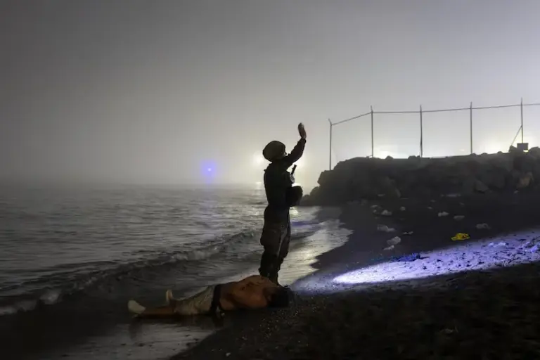 Photographic report | A dawn rescue on El Tarajal beach