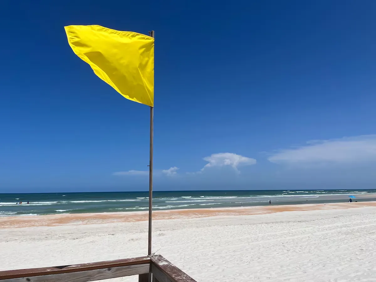 What is a yellow flag in a relationship, how to detect it and when to raise the red one
