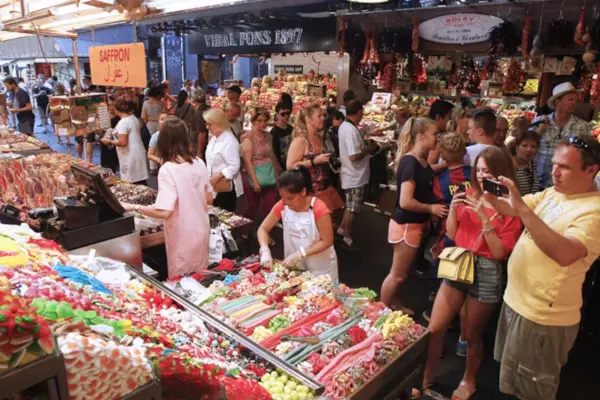No ham cones or bravas nor juices in glasses: Barcelona reforms the La Boqueria market so that it is not a tourist theme park