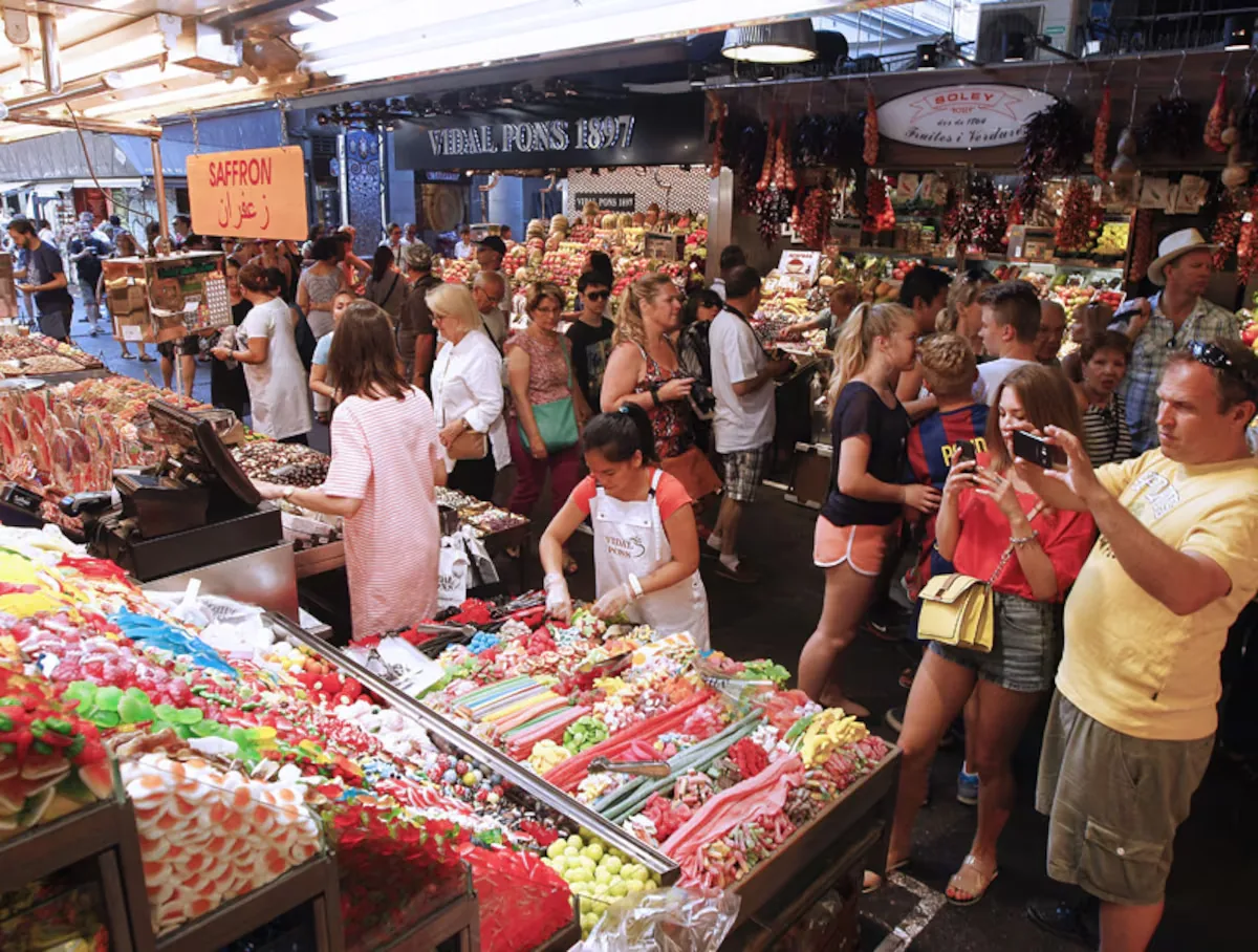 No ham cones or bravas nor juices in glasses: Barcelona reforms the La Boqueria market so that it is not a tourist theme park