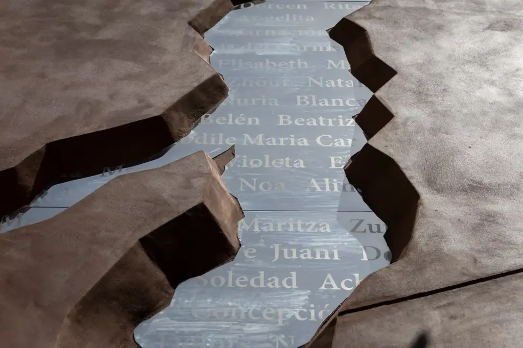 Barcelona pays tribute to the victims of femicide with the mural ‘L’escletxa’ on a wall in El Born