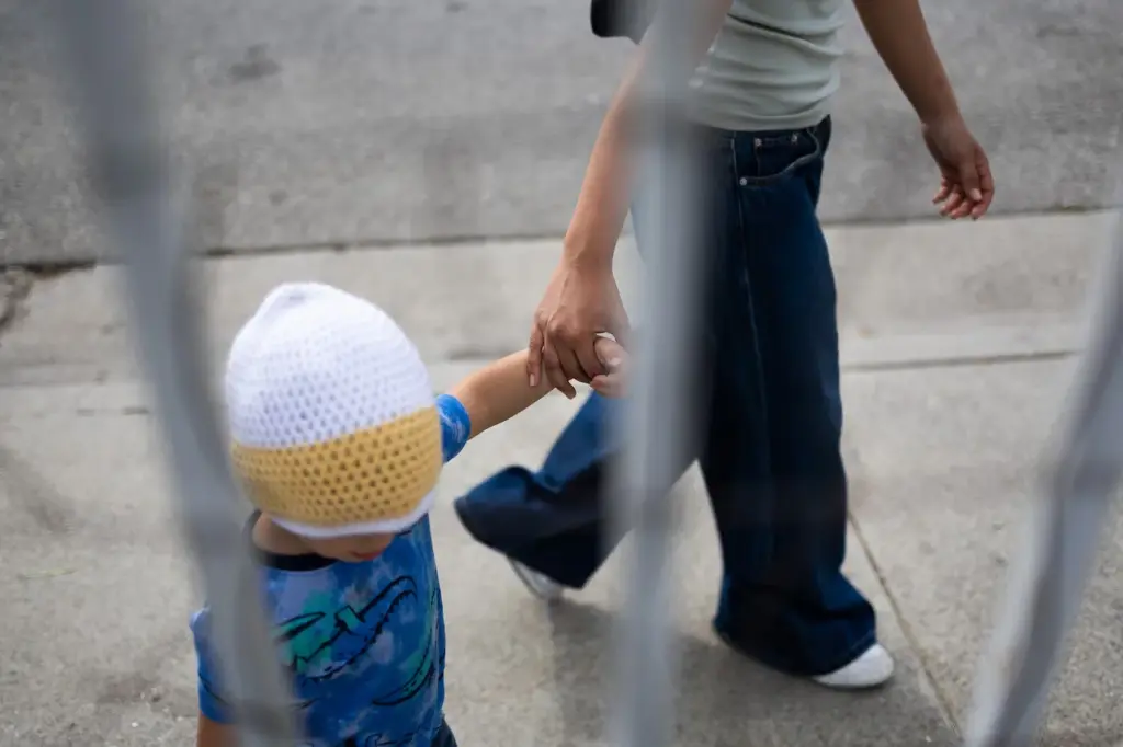 The broken world of a three-year-old child after the immigration detention of his dad