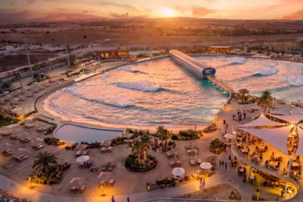 The largest wave pool in Europe brings discord to a district of Madrid: "It is nonsense"