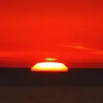 The green flash, a fascinating optical phenomenon that will serve as a dessert to the solar eclipse in the Balearic Islands