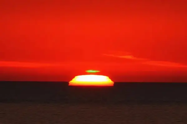 The green flash, a fascinating optical phenomenon that will serve as a dessert to the solar eclipse in the Balearic Islands