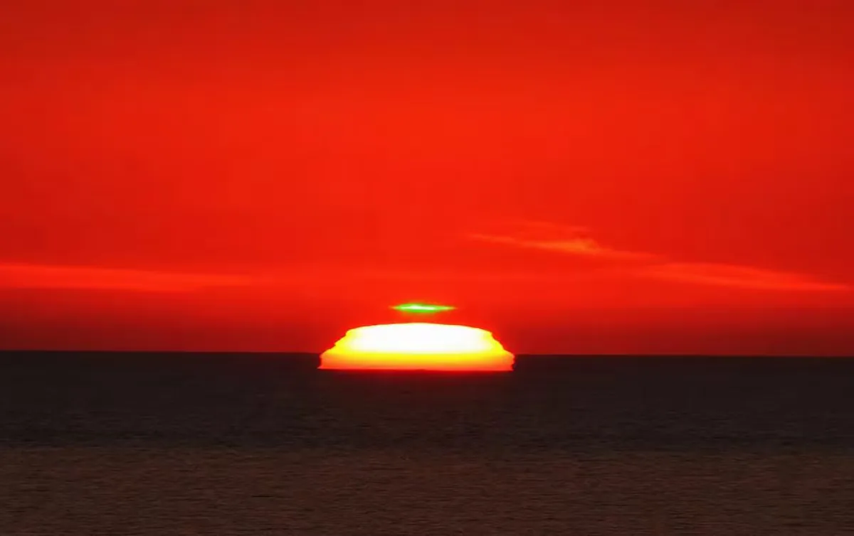The green flash, a fascinating optical phenomenon that will serve as a dessert to the solar eclipse in the Balearic Islands