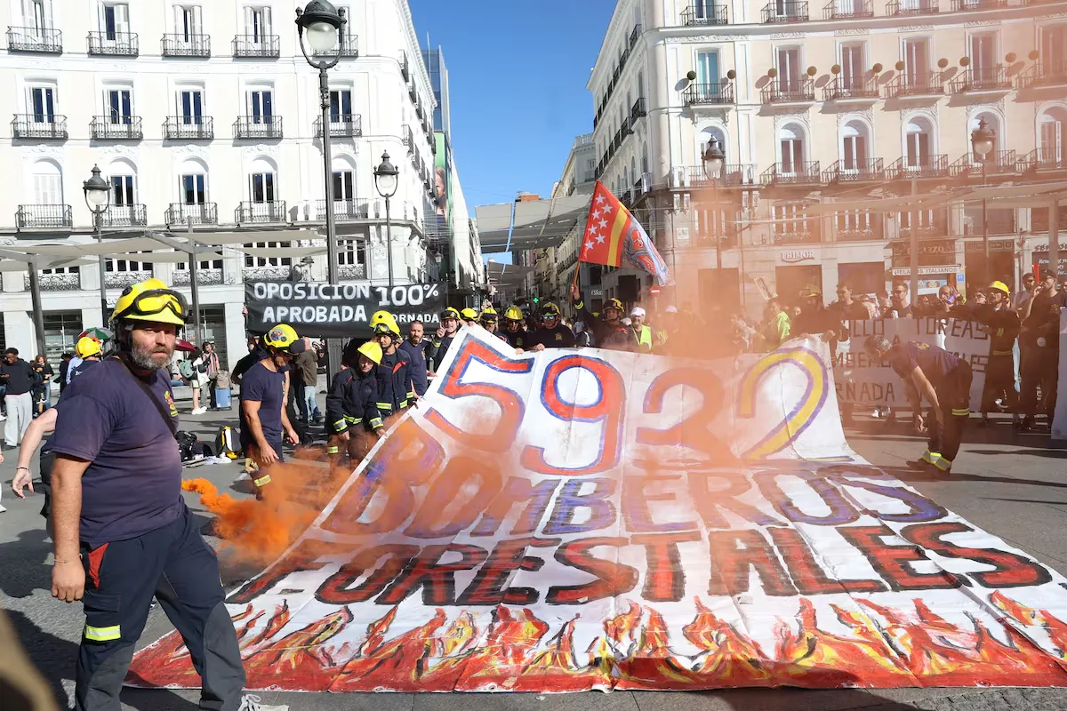 Forest firefighters gather at Puerta del Sol to demand "decent" working conditions from Ayuso