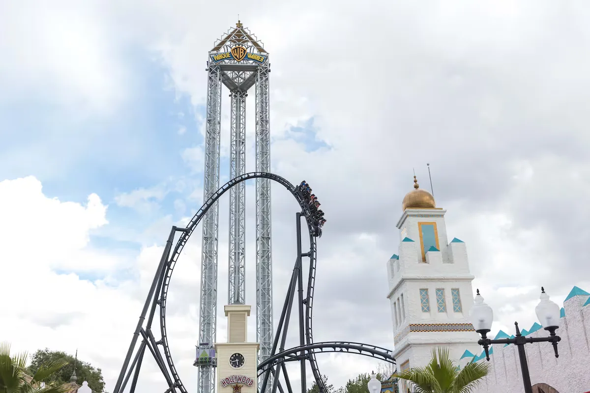 A man is "potentially serious" after an accident on the Batman roller coaster at Warner Park in Madrid