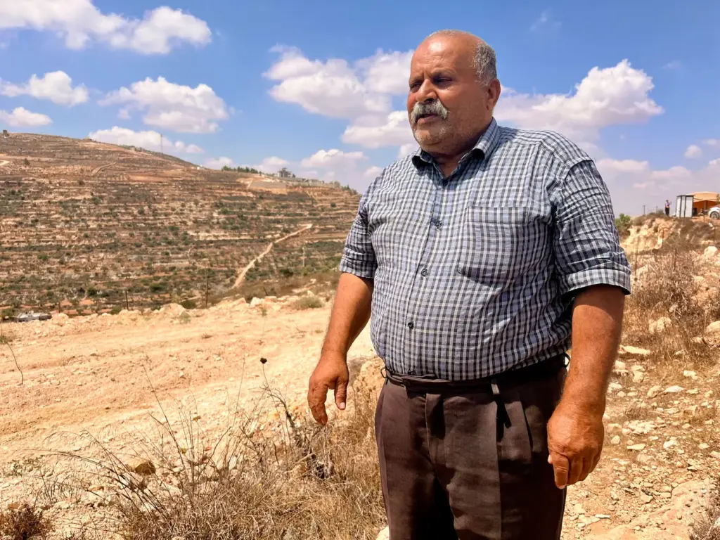 Qusra houses surrounded by Israeli settlers and soldiers: "I feel like I'm in a prison"