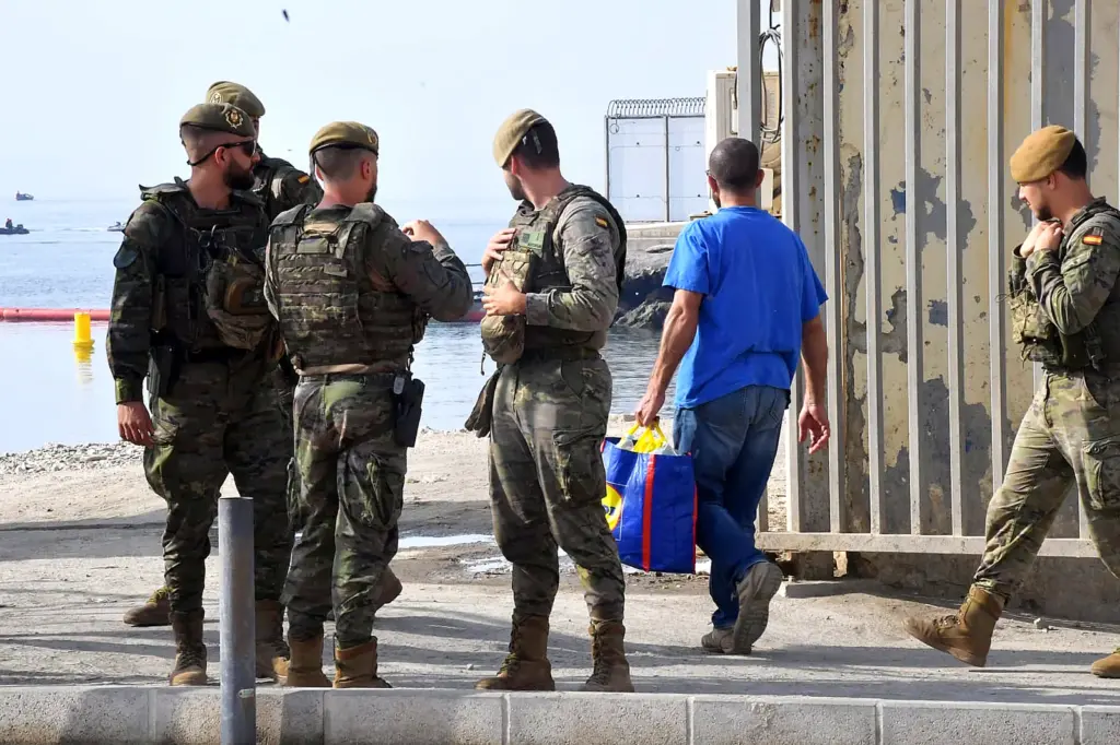DVD 1331 (15/08/2026). Ceuta. Spanish soldiers at the El Tarajal border. Photo by Joaquín Sánchez