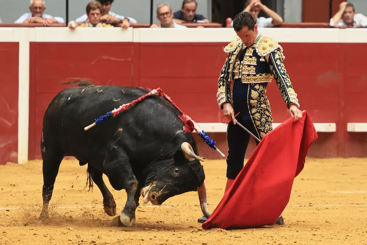 Minor triumph for Daniel Luque with unmotivated ‘zalduendos’ in the ‘sauna’ of Illumbe