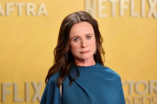La actriz Emily Watson revela que creció en “una especie de secta religiosa muy estricta”