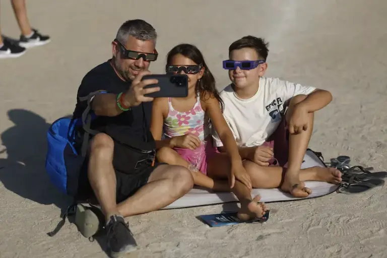 The eclipse conquers the heart of Spain
