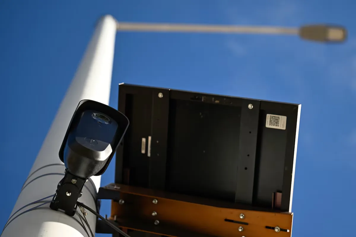Flock Cameras: the network that tracks vehicles on a large scale and is at the center of a debate in the United States