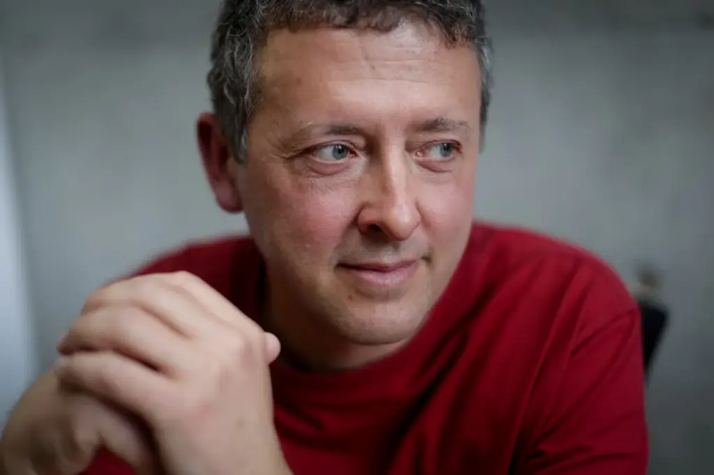Luis Noriega, writer: “The inability to laugh at oneself leads to the belief that one is in a superior position”