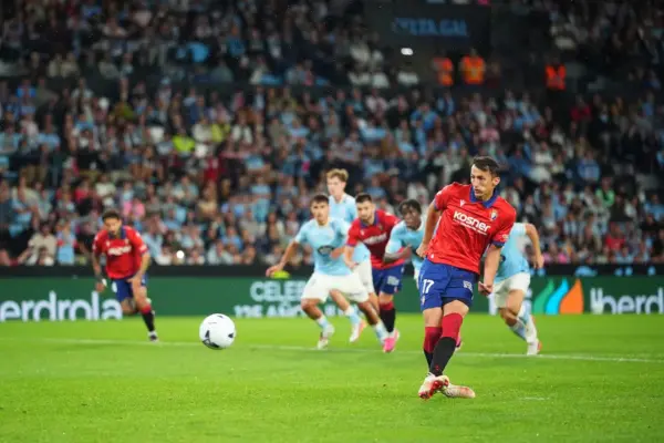 Osasuna takes advantage at Balaídos of Celta's numerical inferiority