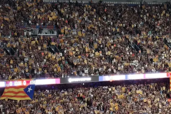 Las banderas independentistas toman el Camp Nou tras el llamamiento de Joan Laporta