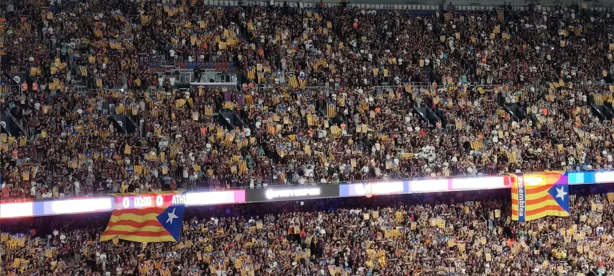 Las banderas independentistas toman el Camp Nou tras el llamamiento de Joan Laporta