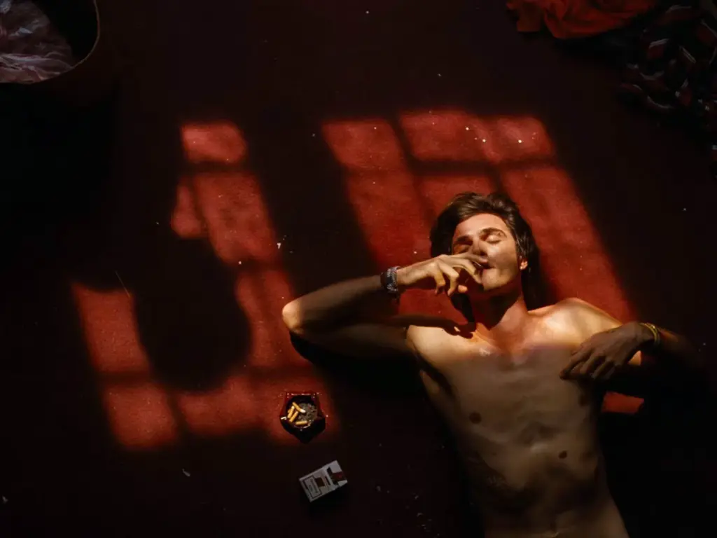 Romanticizing smoke: tobacco returns to movies and series with force