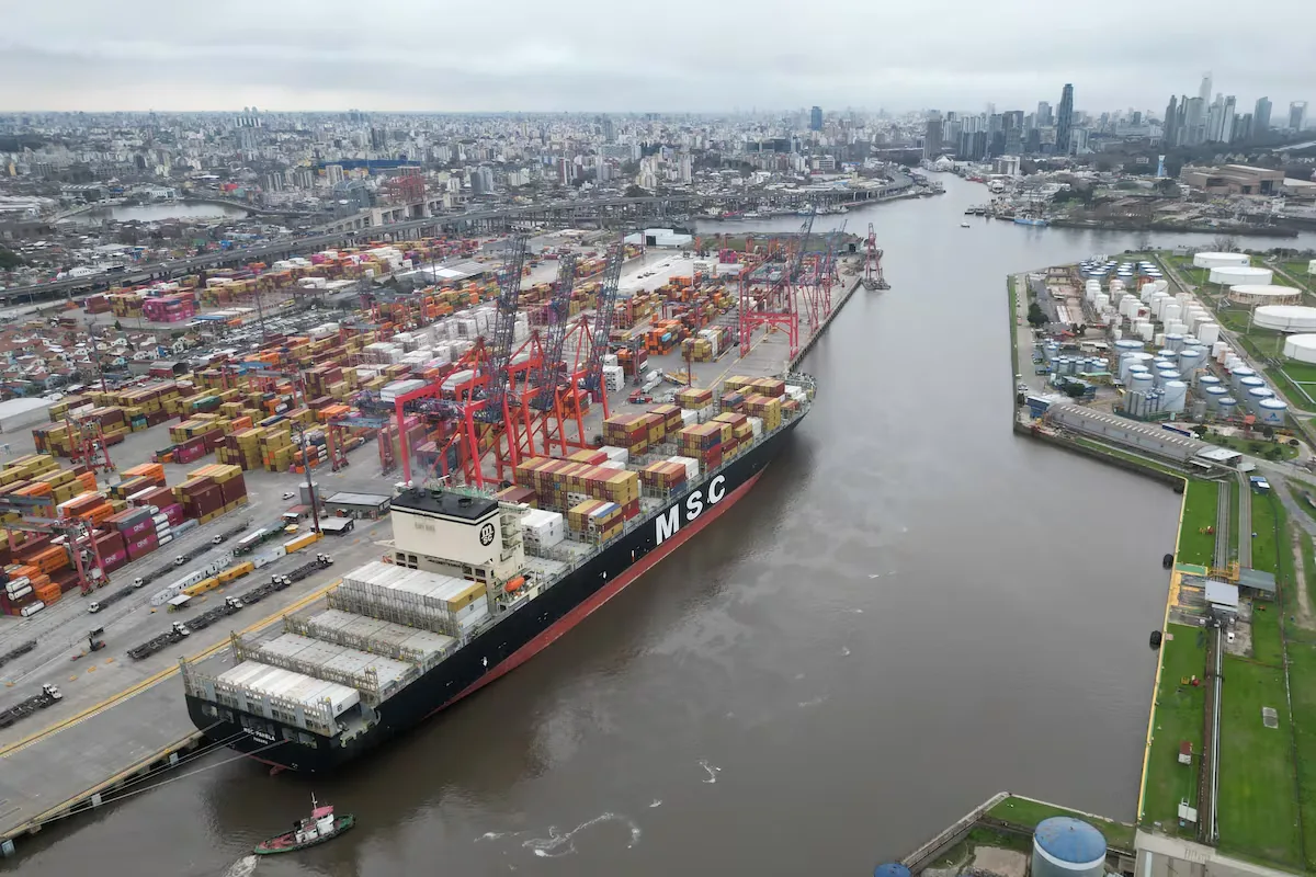A hundred cargo ships stranded in the port of Buenos Aires due to a strike
