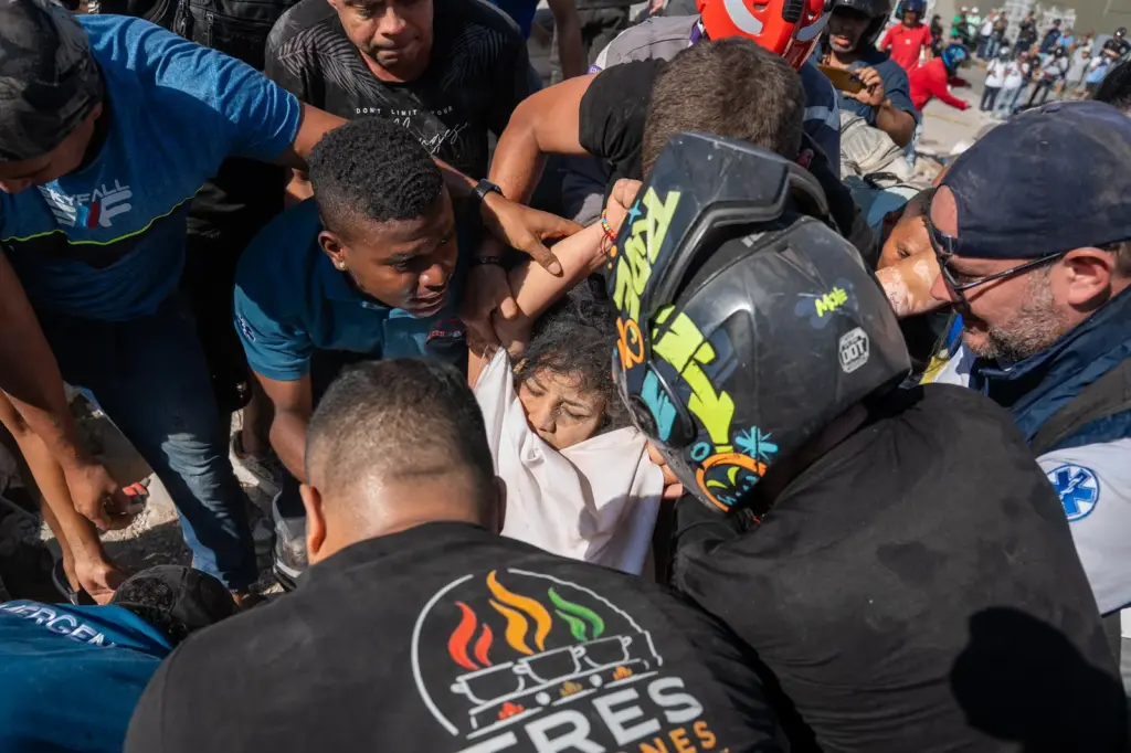 Video | Citizens begin rescue work amid the rubble of Cali