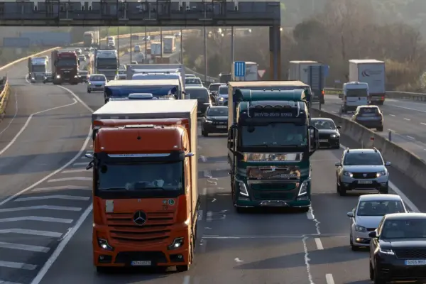 An accident involving three cars forces the closure of the AP-7 in El Papiol (Barcelona)