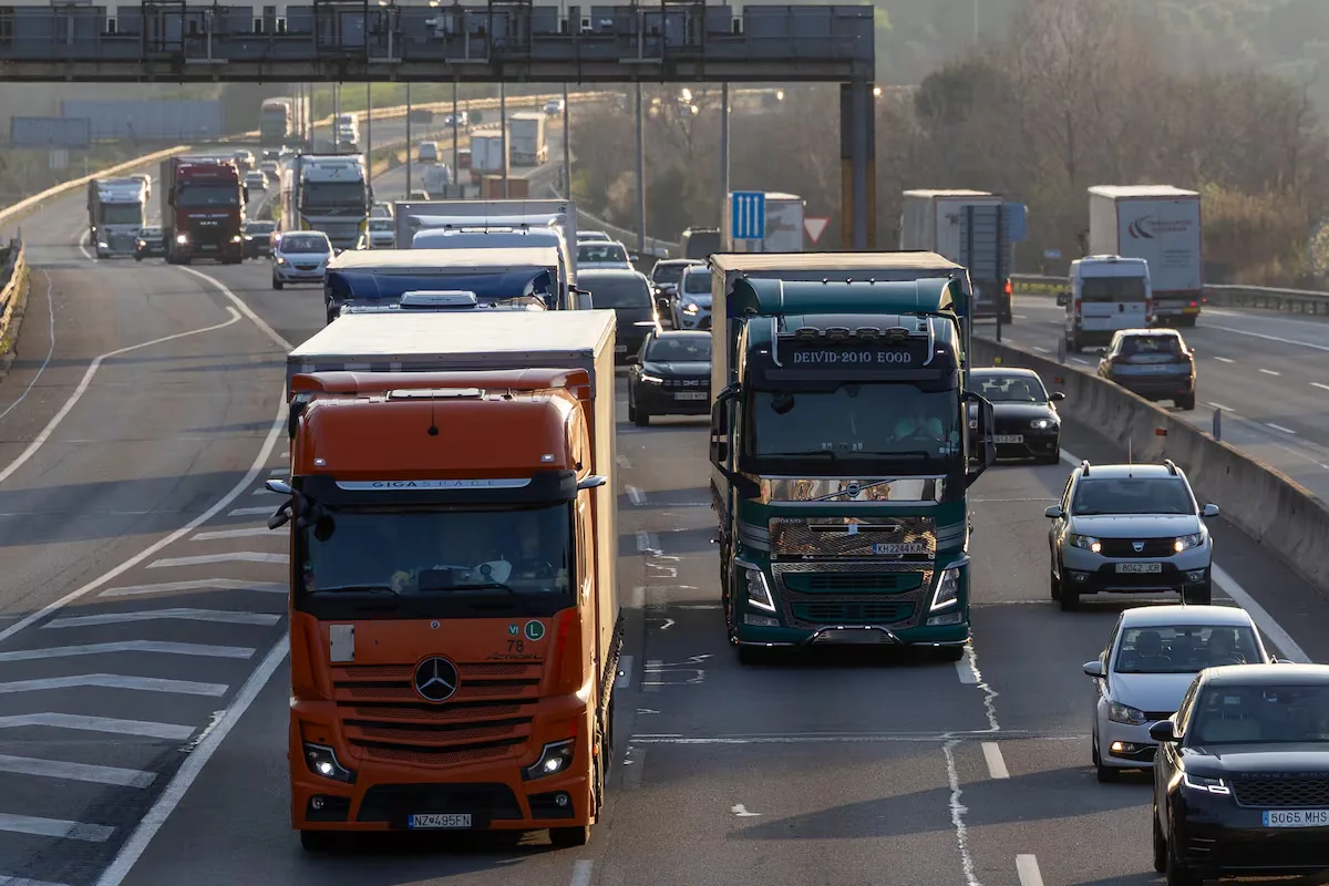 An accident involving three cars forces the closure of the AP-7 in El Papiol (Barcelona)