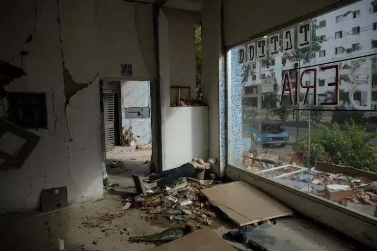 Two months after the earthquakes in Venezuela, La Guaira returns to work without tourism and amid the rubble