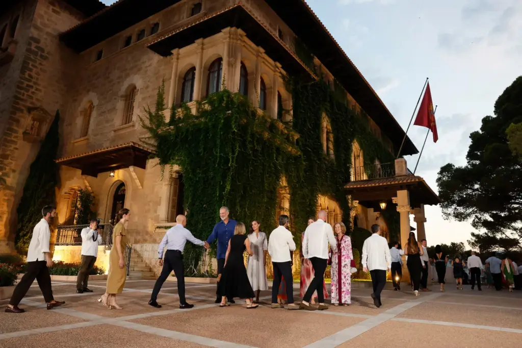 The entire Royal Family dresses in summer attire to welcome Balearic society in Marivent